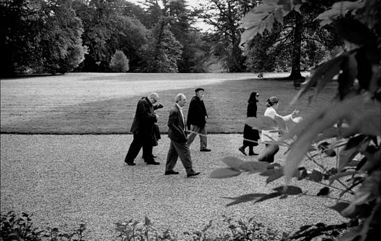 Promenade de Simon Leys avant la remise du prix. Photo de François Louchet. Promenade de Simon Leys avant la remise du prix. Photo de François Louchet.